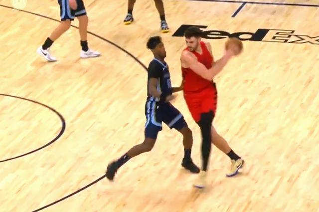 开云平台-危险动作，克林根肘翻普罗斯珀，直接2级恶意被驱逐出场